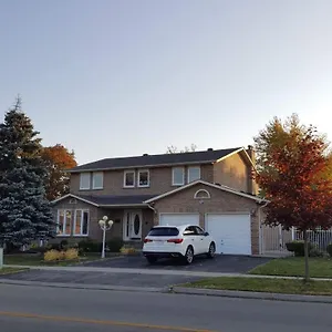 Homestay Comfort Near Toronto Airport, Mississauga