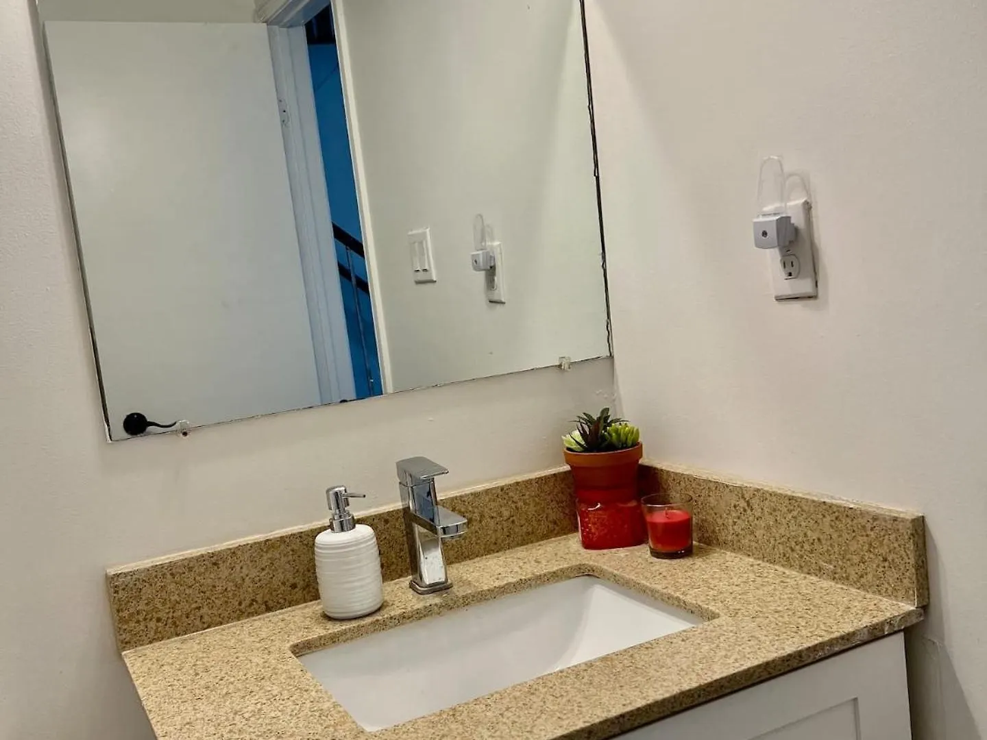 K4 Room Near Airport Mississauga